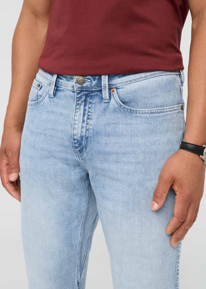 Duer Men's Performance Denim Relaxed Taper Jeans in Desert Stone Blue