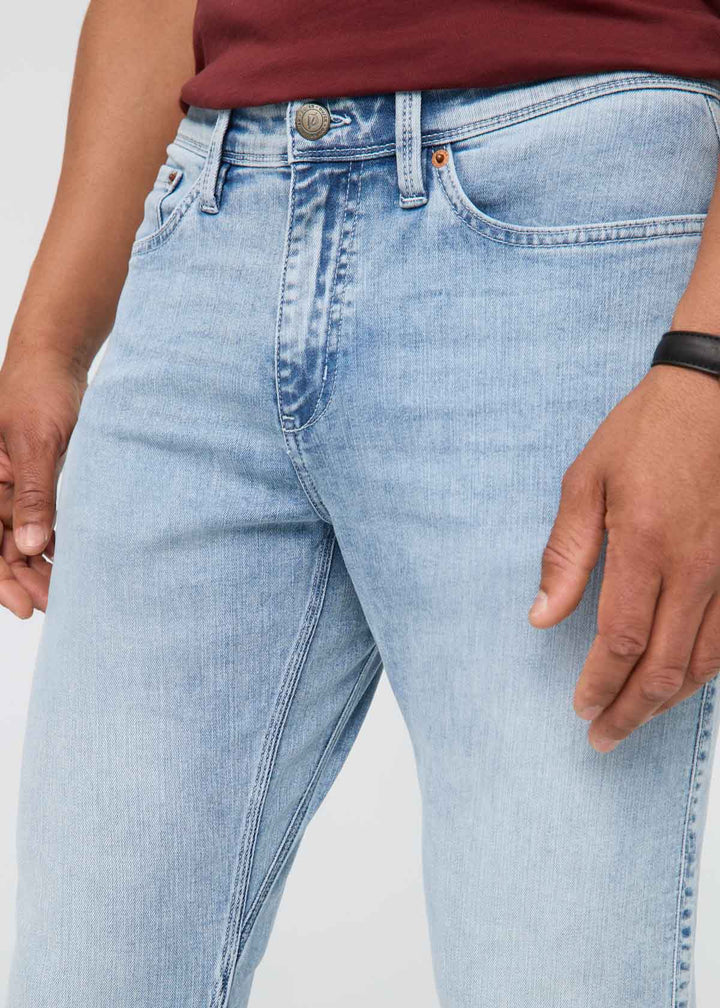 Duer Men's Performance Denim Relaxed Taper Jeans in Desert Stone Blue