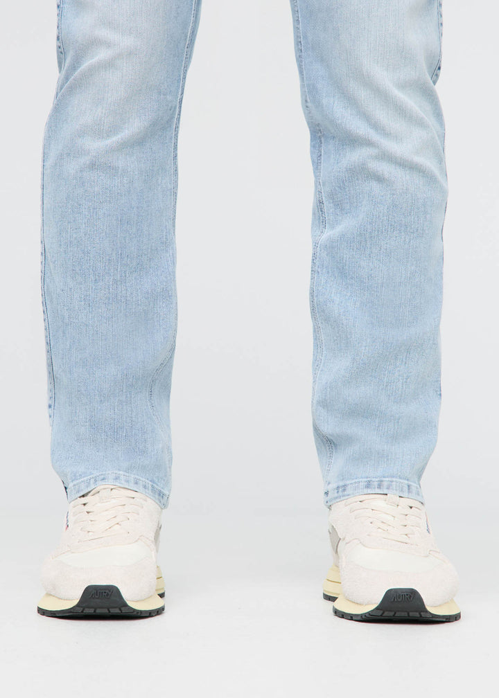 Duer Men's Performance Denim Relaxed Taper Jeans in Desert Stone Blue