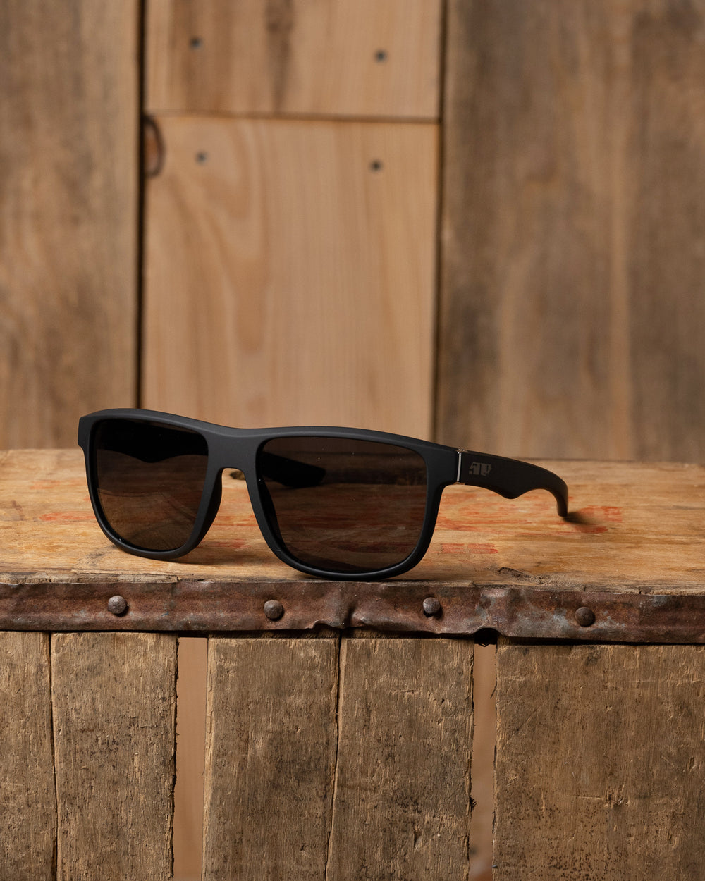 509 Riverside Sunglasses Black Polarized Smoke