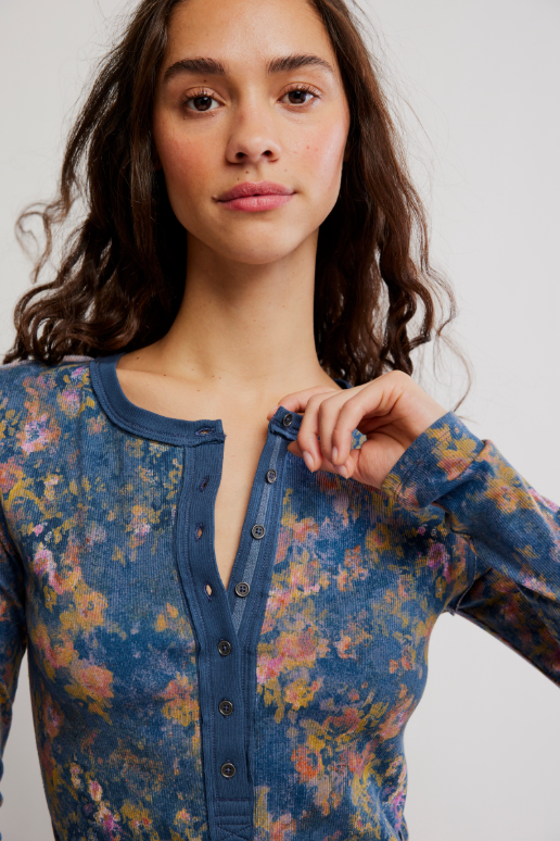 Jamie Henley Printedin Floral Haze/Navy C-close up of button down front