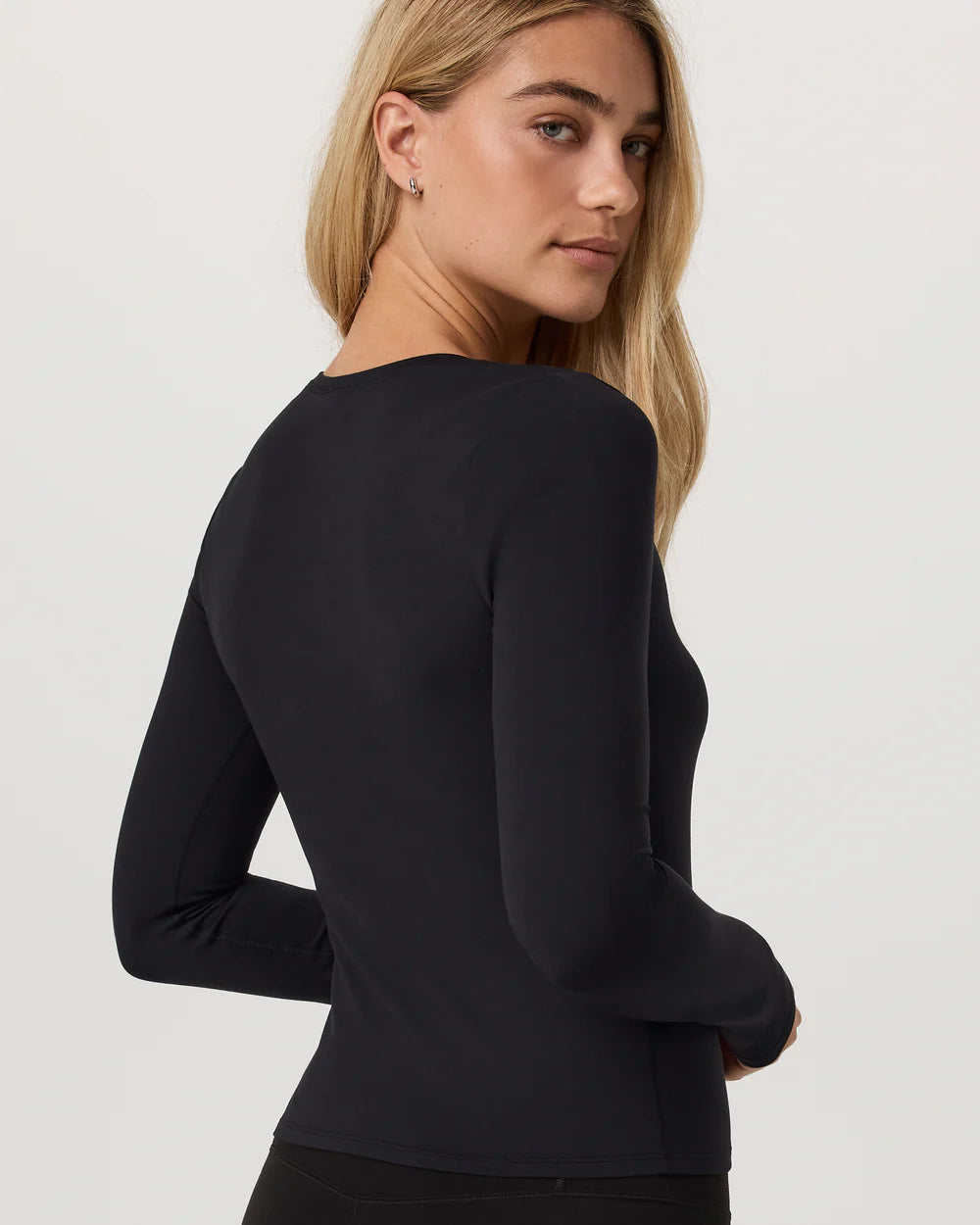 Vuori Long Sleeve Halo Essential Scoop | Solid Black