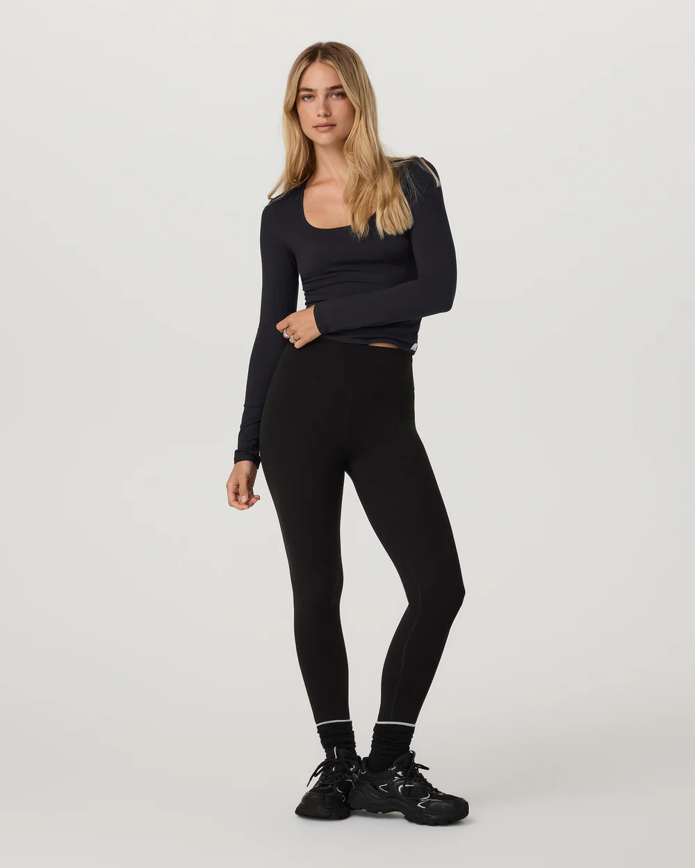 Vuori Long Sleeve Halo Essential Scoop | Solid Black