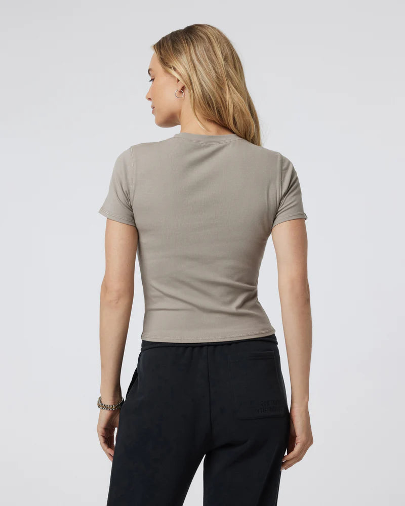 Vuori Pose Fitted Tee | Graphite 