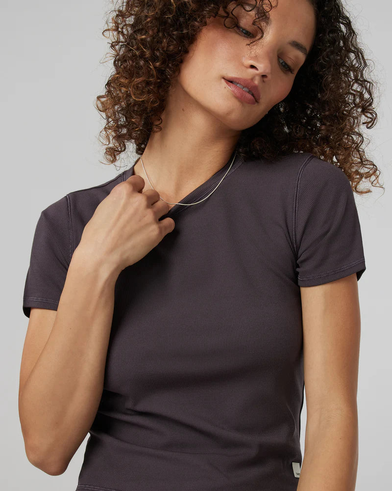 Vuori Pose Fitted Tee | Sangria