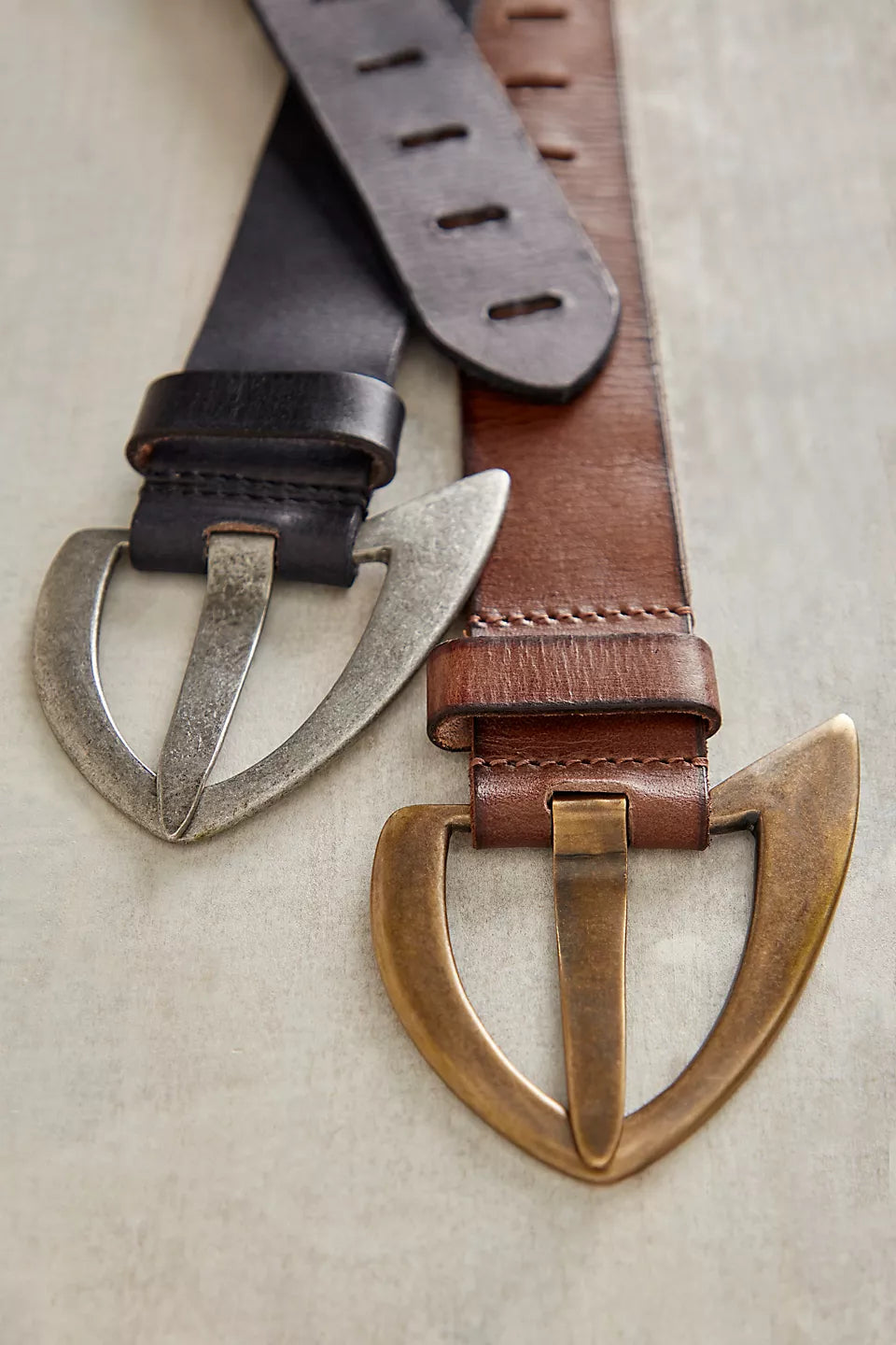 We The Free Noa Belt in black and cognac close up of buckle