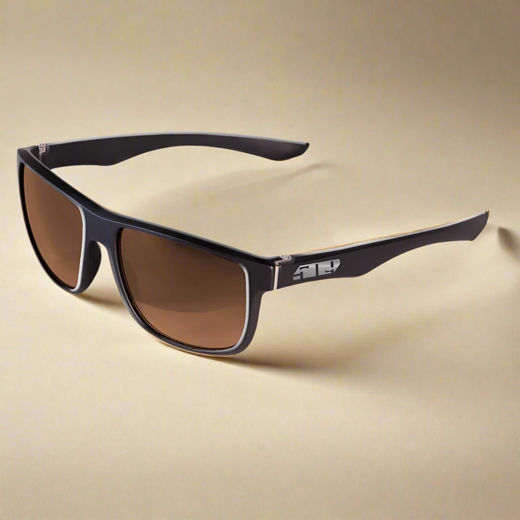 509  Riverside Sunglass Gloss Black | Sunglasses with black frame and brown lenses on a white backgroundes