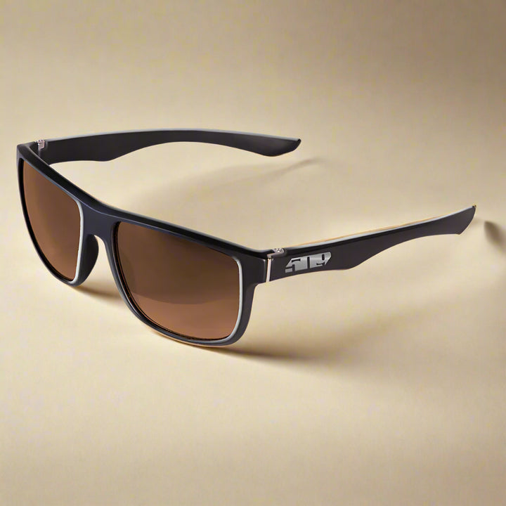 509  Riverside Sunglass Gloss Black | Sunglasses with black frame and brown lenses on a white backgroundes