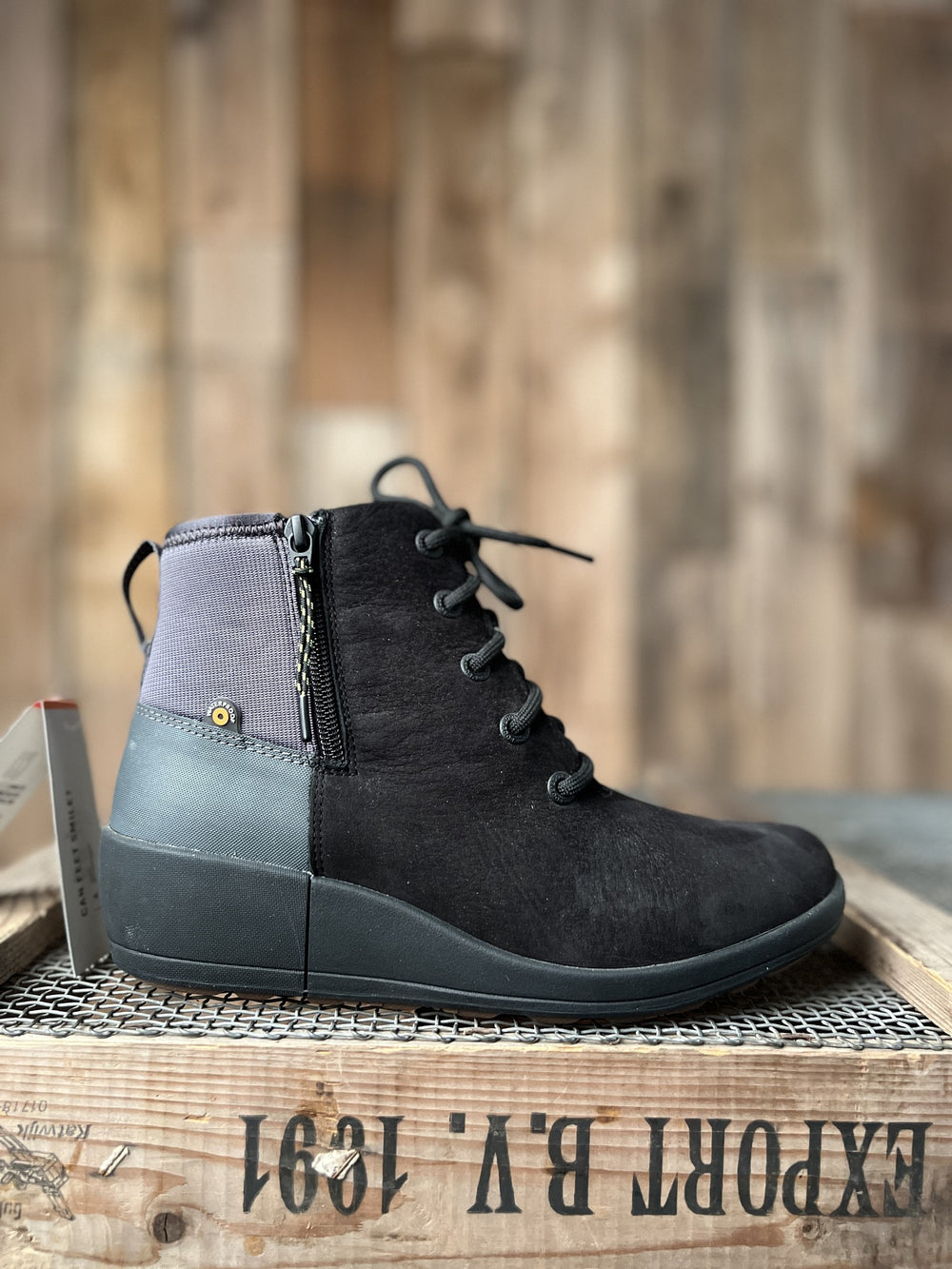 Bogs Women's Vista Rugged Lace Black Multi